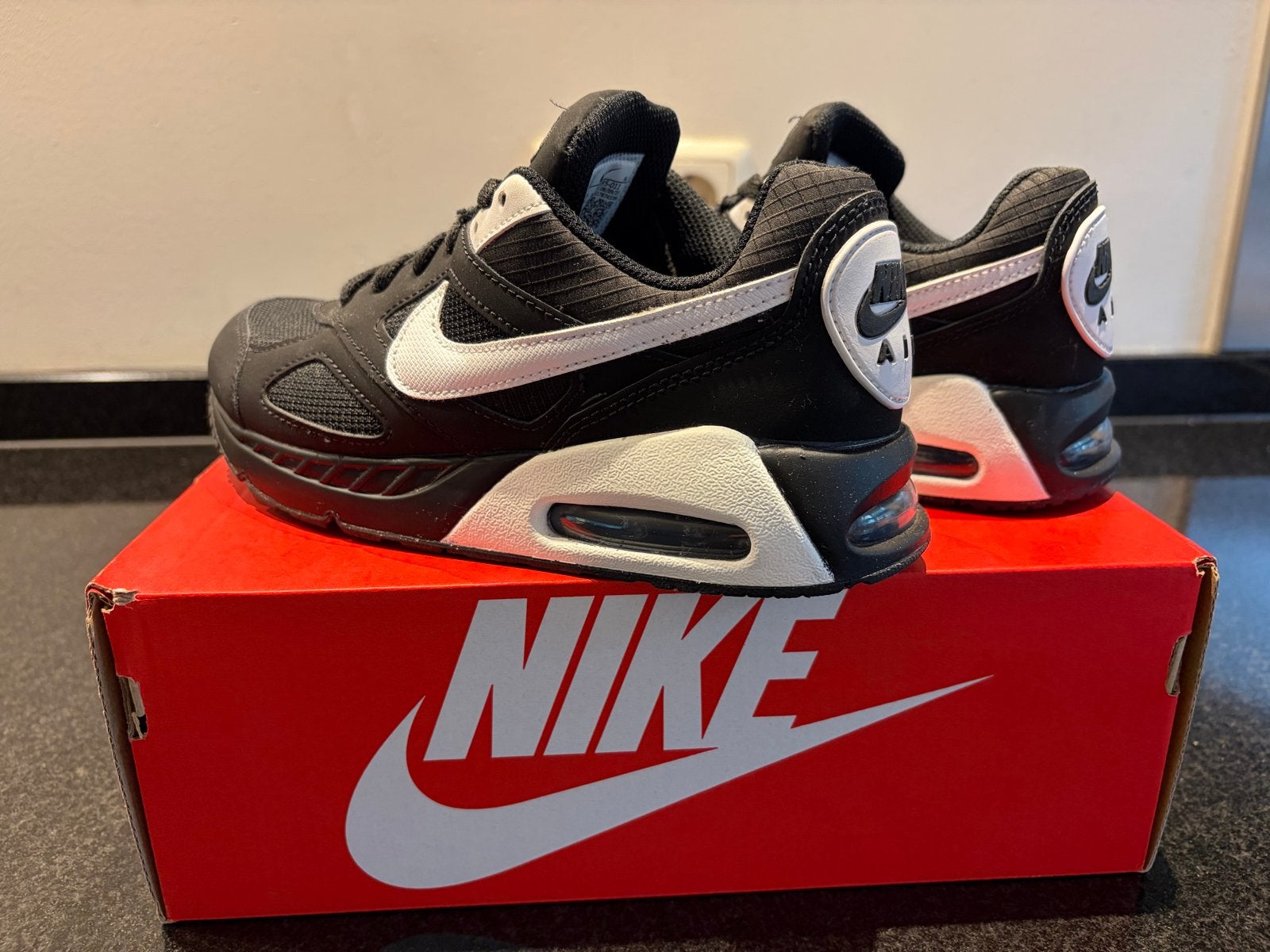 Nike Air Max IVO - Maat 36,5 - Nieuwstaat, Ophalen of Verzenden, Nieuw, Zwart, Sneakers of Gympen
