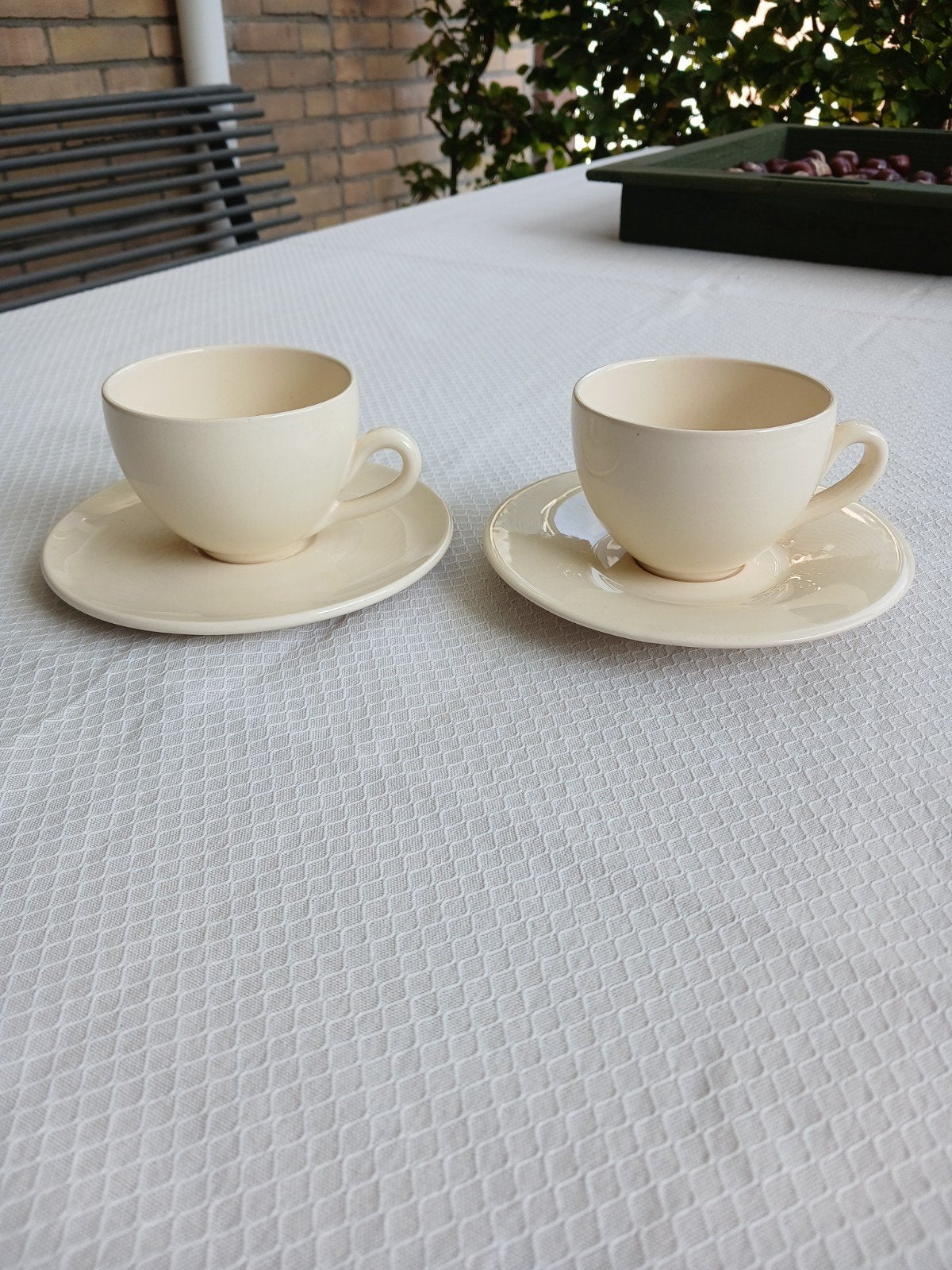 Twee crème kleurige kop en schotels, Ophalen of Verzenden