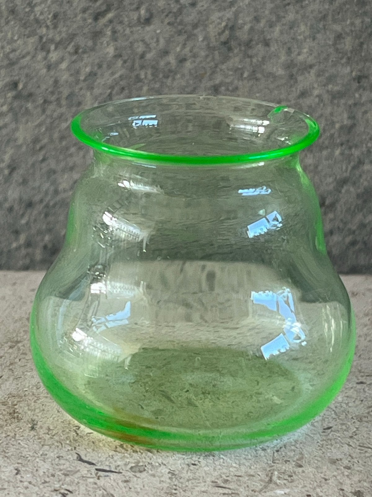 De Bazel Leerdam Glasfabriek anna Groen lentebloemVaasje, Ophalen of Verzenden