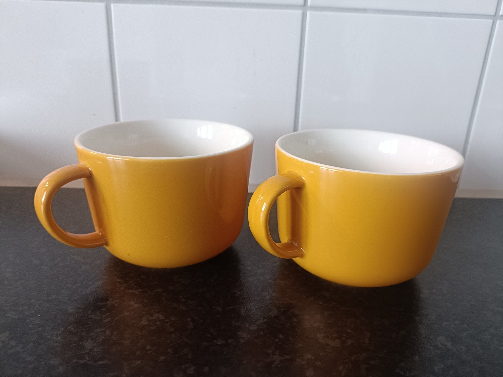2 HEMA Gele Mokken - Zo goed als nieuw, Ophalen, Keramiek, Zo goed als nieuw, Effen