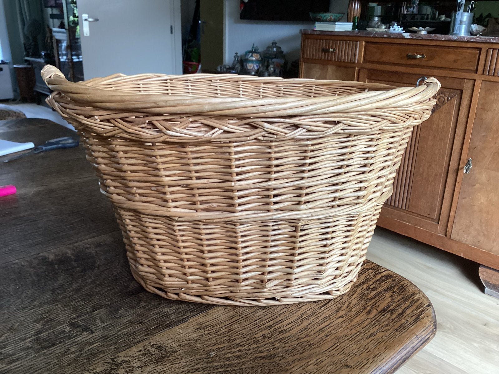 Rieten fietsmand met handvat in goede staat 24 cm H € 10, Ophalen of Verzenden, Zo goed als nieuw, Fietsmand