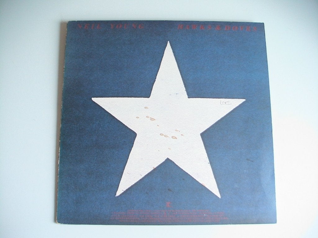 LP Neil Young - Hawks & Doves, Verzenden, Gebruikt, 12 inch, Poprock