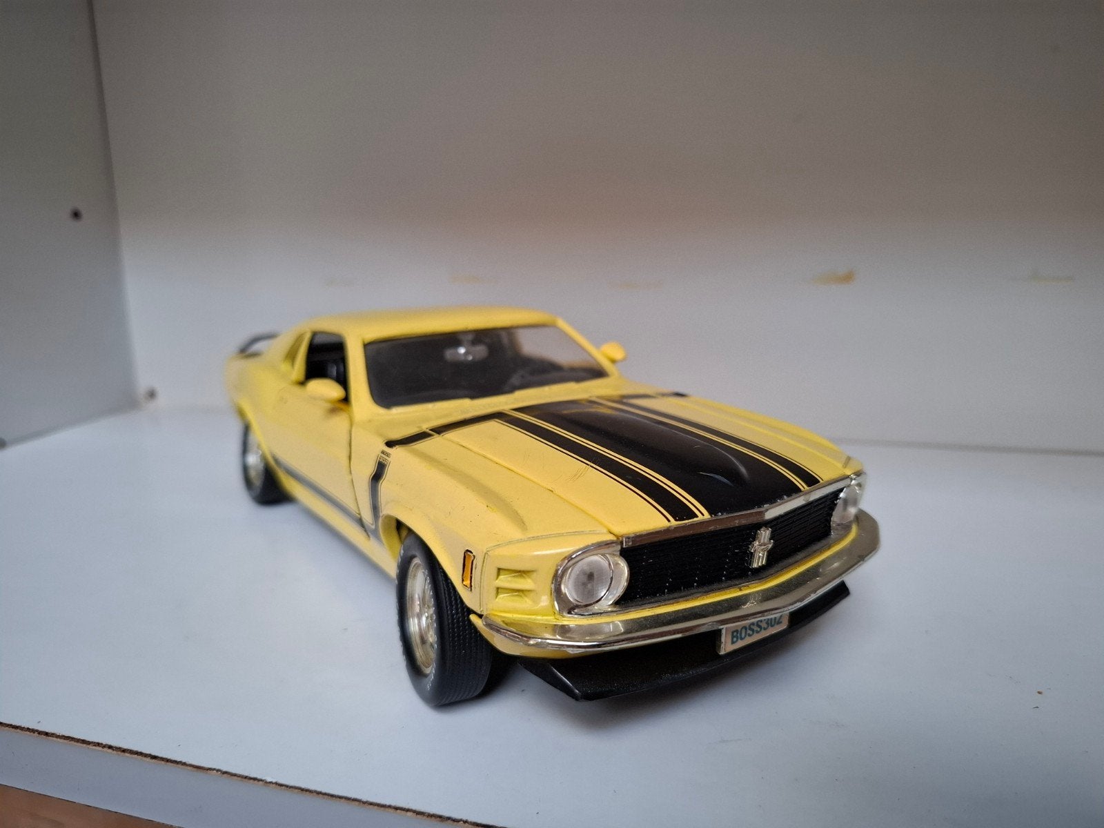 Gele Ford Mustang Boss 302 Modelauto, Hobby en Vrije tijd, Modelauto's | 1:18, Ophalen of Verzenden