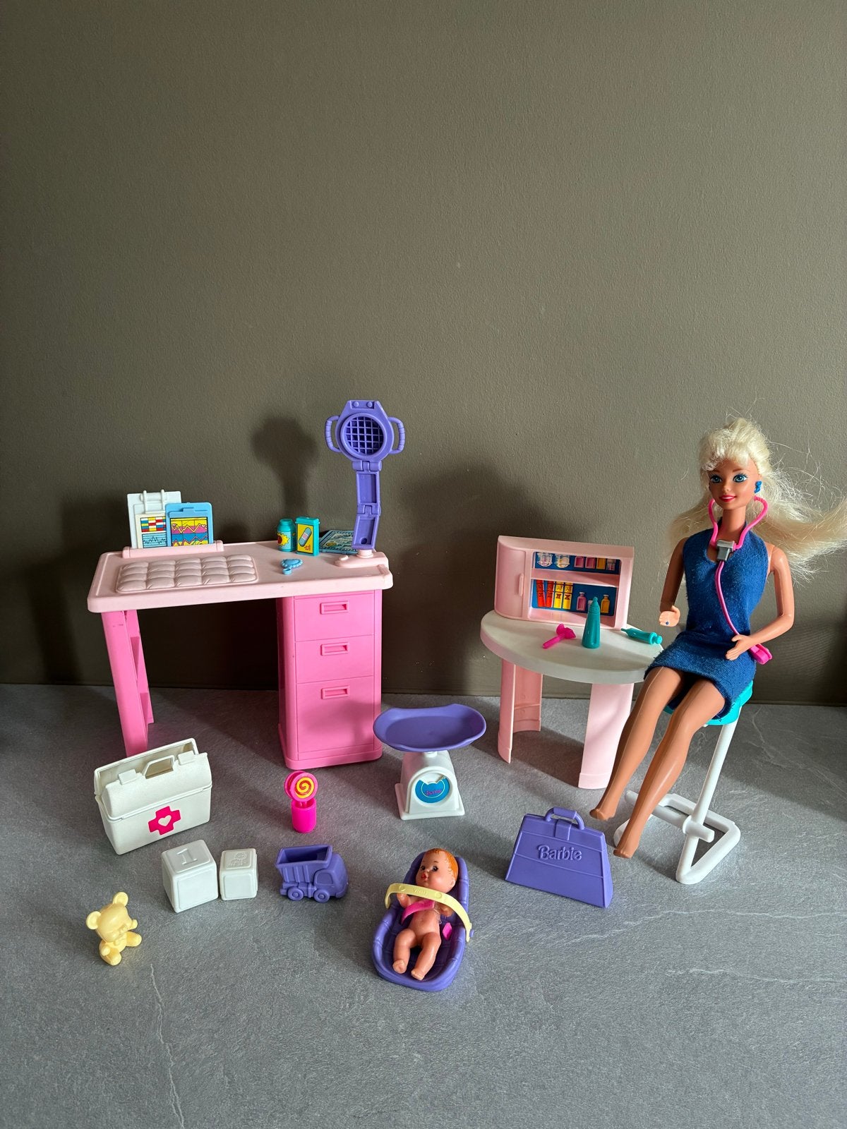 Barbie Baby Care Centrum Set met Barbie en 2 baby's