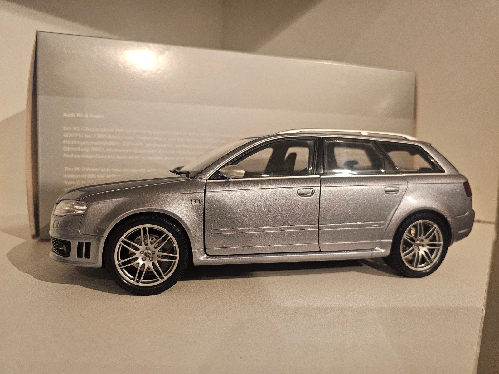 MINICHAMPS AUDI RS4 AVANT 1:18 DEALER EDITION, Ophalen of Verzenden, Zo goed als nieuw, Auto, MiniChamps