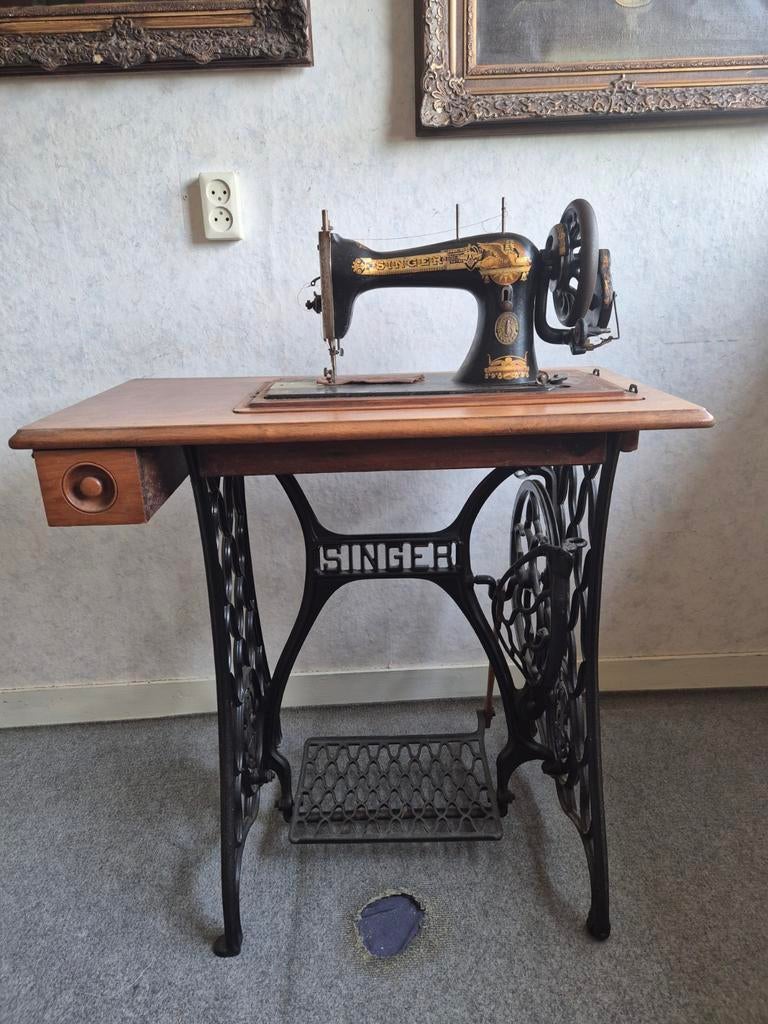 Antieke Singer naaimachine met gietijzeren onderstel, Antiek en Kunst, Antiek | Naaimachines, Ophalen