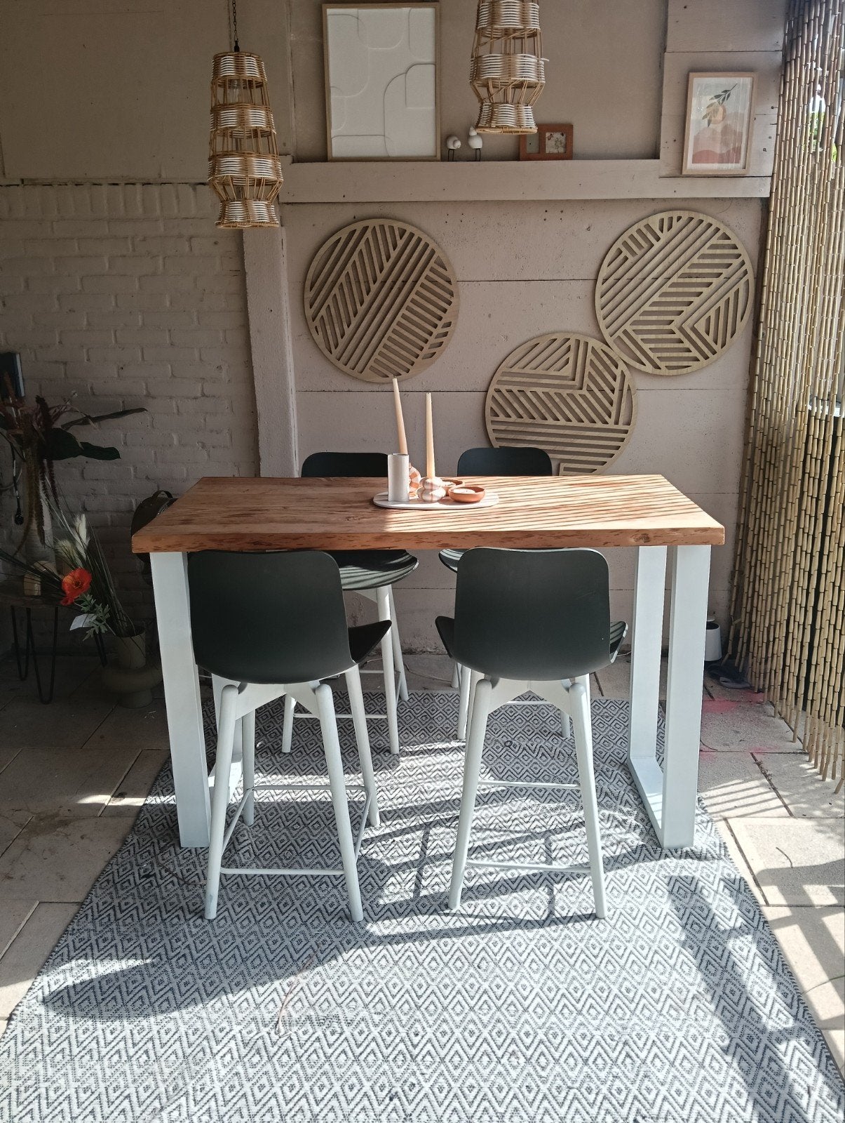 Robuuste bartafel met houten blad en metalen onderstel, Huis en Inrichting, Tafels | Eettafels, Gebruikt, 100 tot 150 cm, 50 tot 100 cm