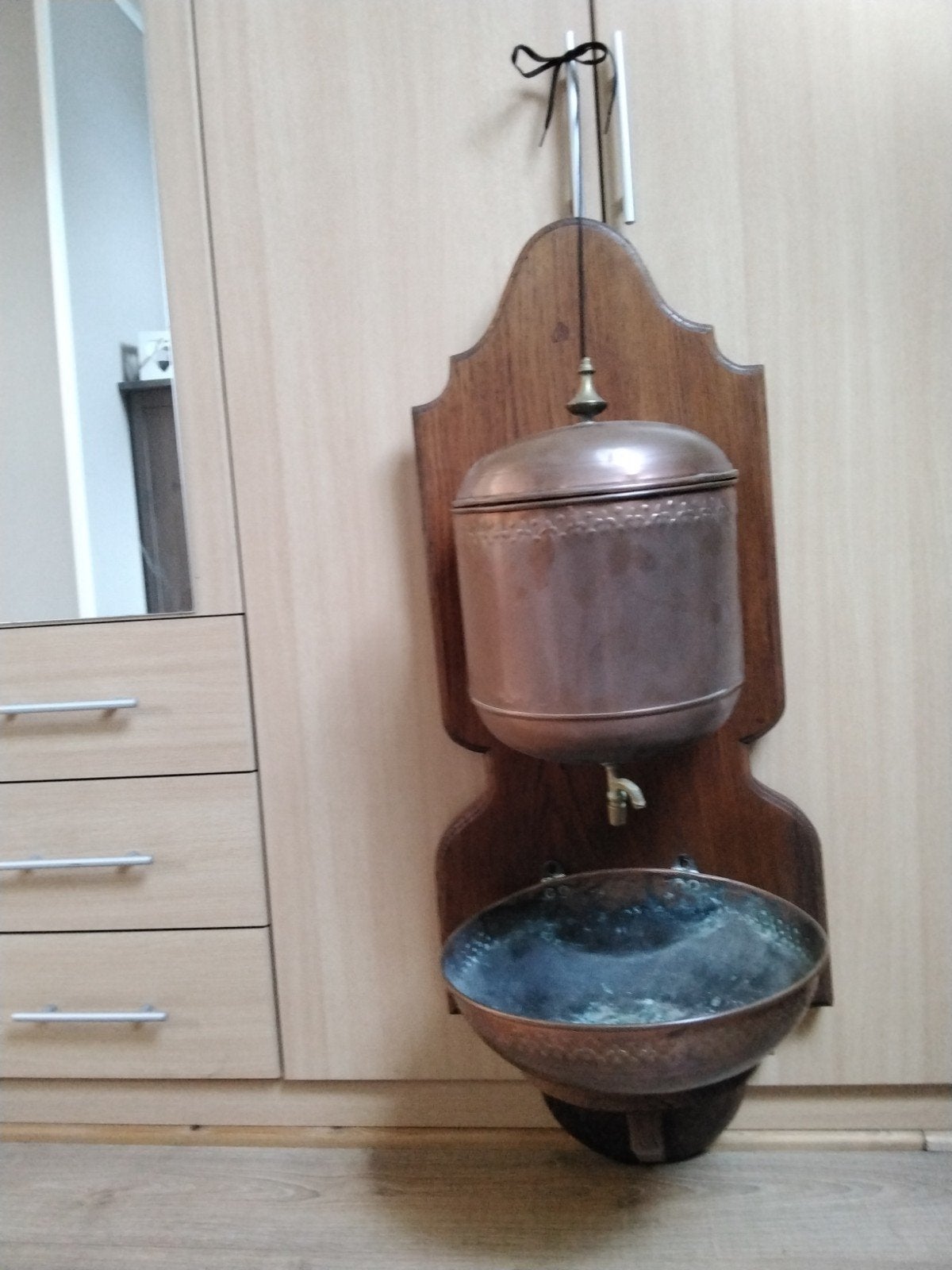 Antieke koperen waterdispenser met houten wandbevestiging, Ophalen