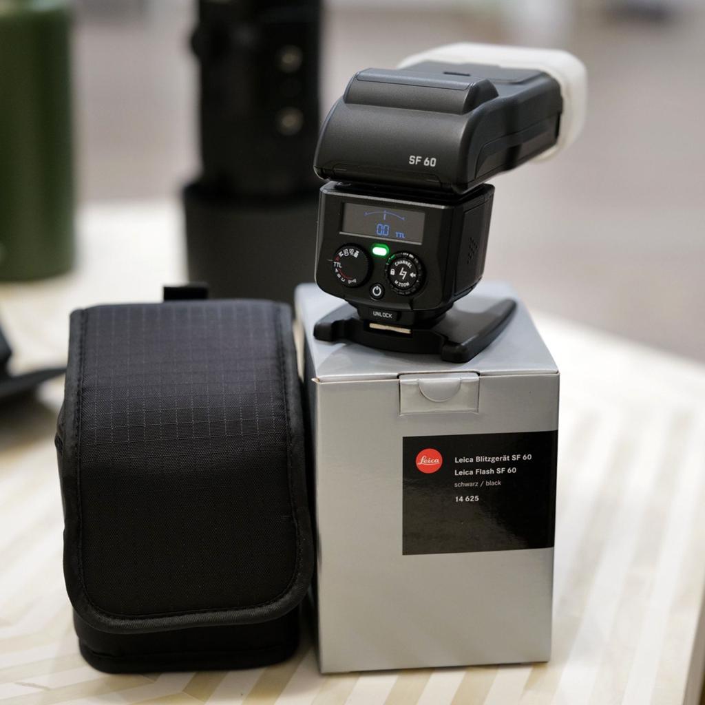 Leica SF 60 flitser + SF C1 afstandsbediening (als nieuw), Ophalen of Verzenden, Zo goed als nieuw, Overige merken