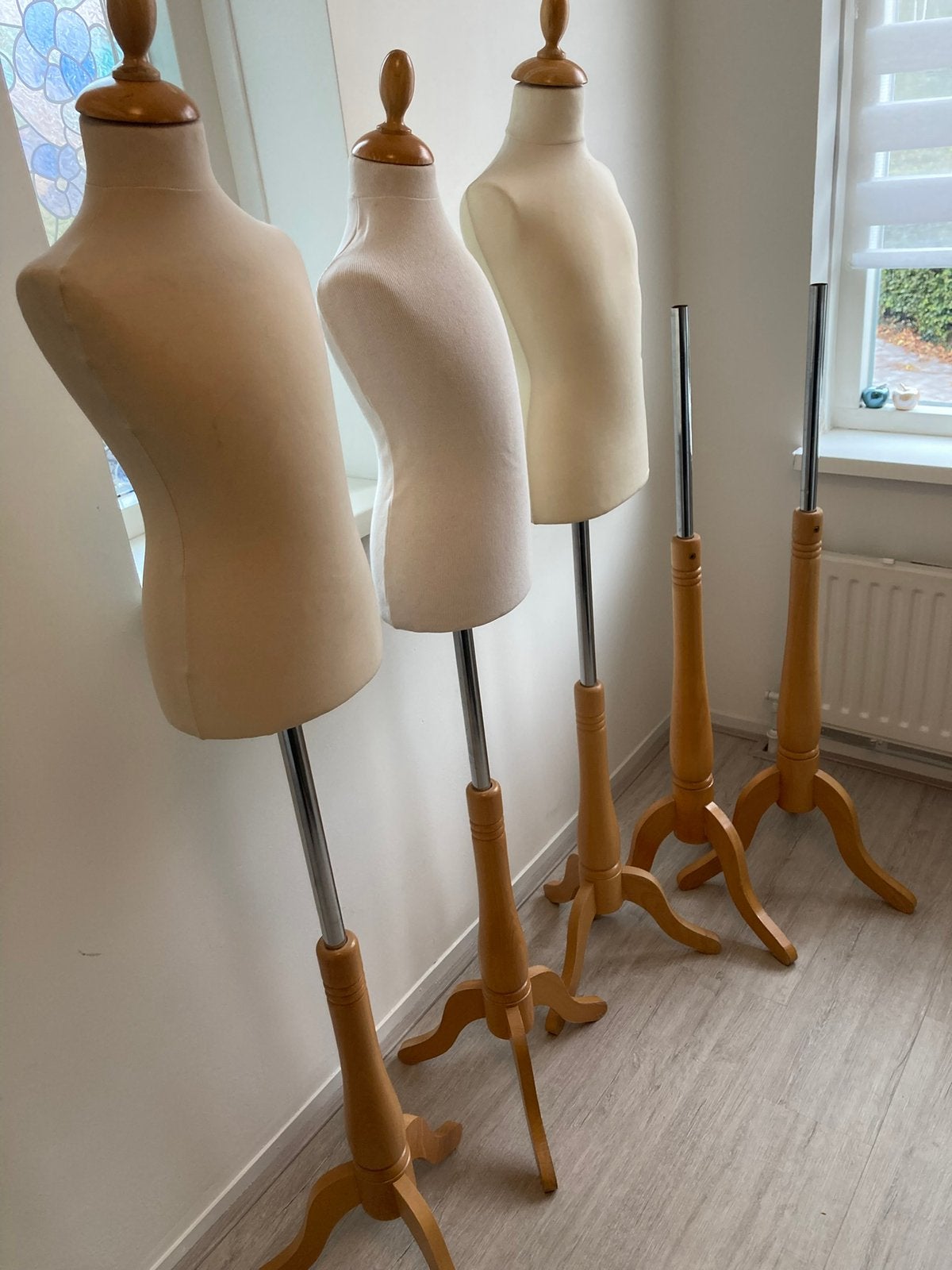 3 kinderen paspoppen op standaard + 2 x losse standaard, Ophalen, Gebruikt, Paspop