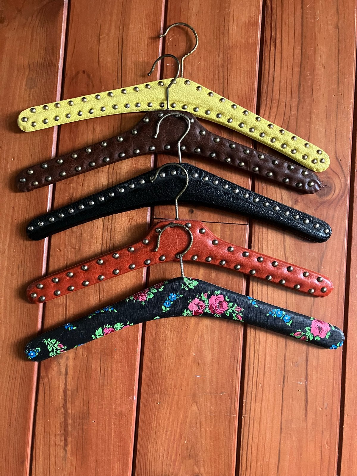 5 vintage klerenhangers, diverse kleuren en stijlen, Antiek en Kunst, Ophalen of Verzenden
