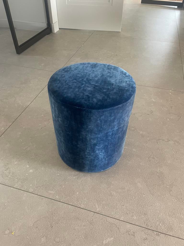 Stijlvolle blauwe fluwelen poef, Huis en Inrichting, Banken | Voetenbanken en Poefen, Minder dan 50 cm, Rond, Ophalen of Verzenden