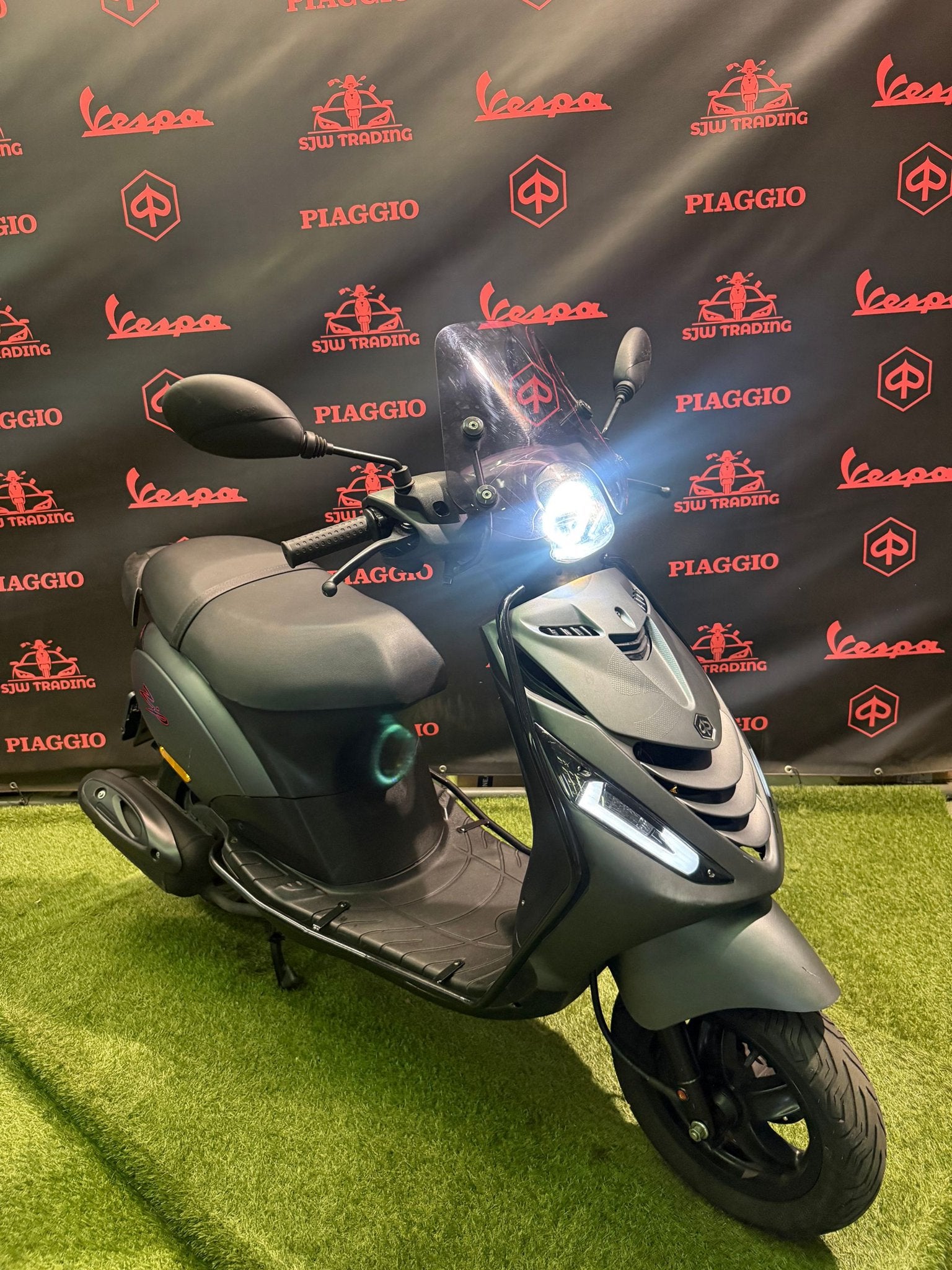 Piaggio Zip 2017 Brom! SP Matte Grijs / Angel Eye Led!, Fietsen en Brommers, Scooters | Piaggio, Maximaal 45 km/u, Zip, Ophalen of Verzenden
