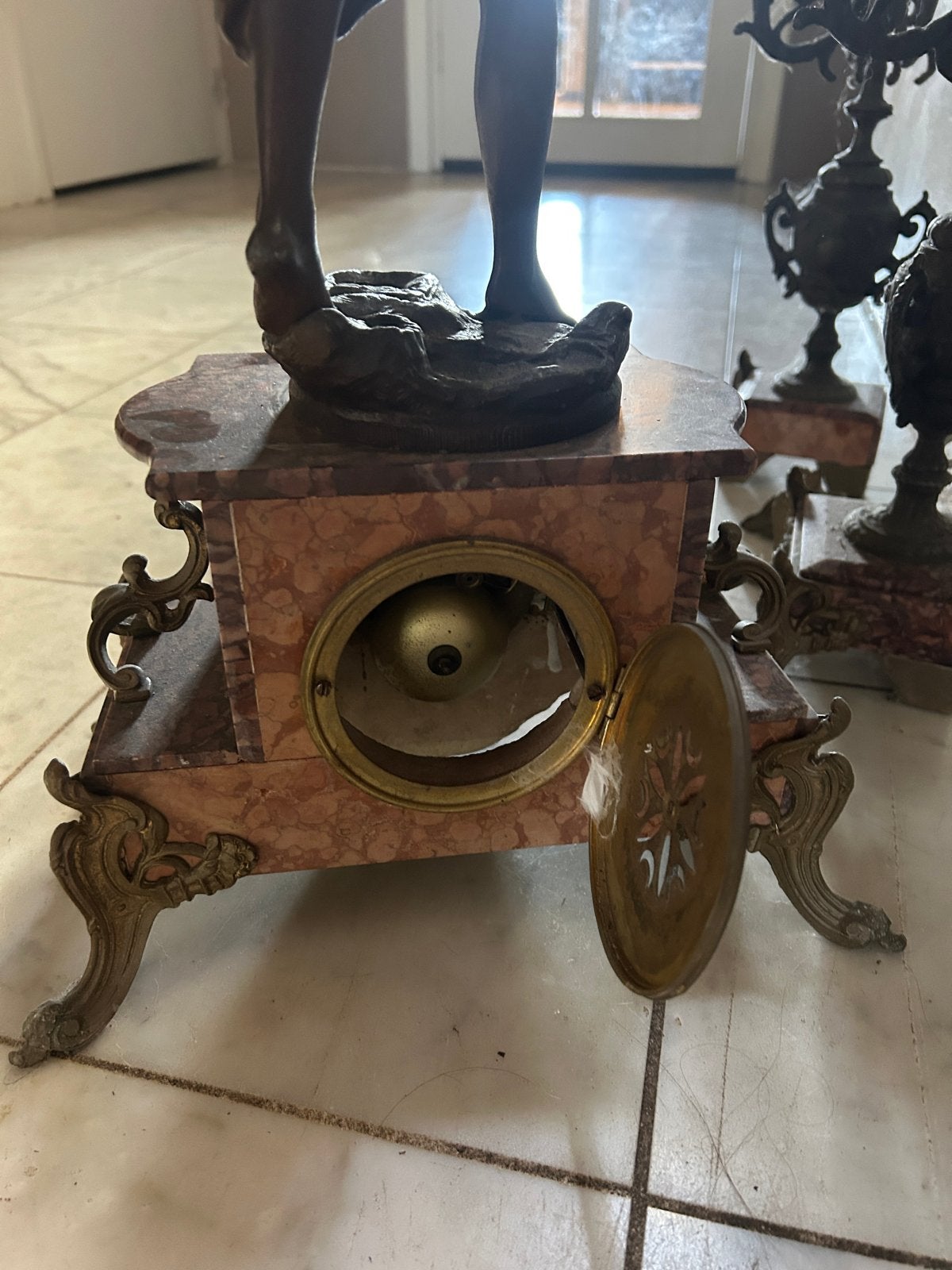 Antieke bronzen klok en kandelaars marmeren voet, Antiek en Kunst, Ophalen of Verzenden