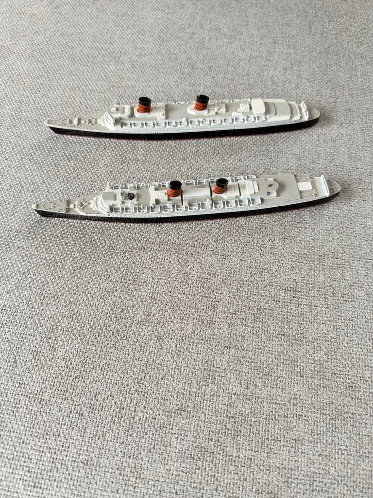 Set van 2 Vintage Oceaanstomers Modelboten - Made in Hong Ko, Ophalen of Verzenden, Gebruikt, 1:200 of kleiner, Overige merken
