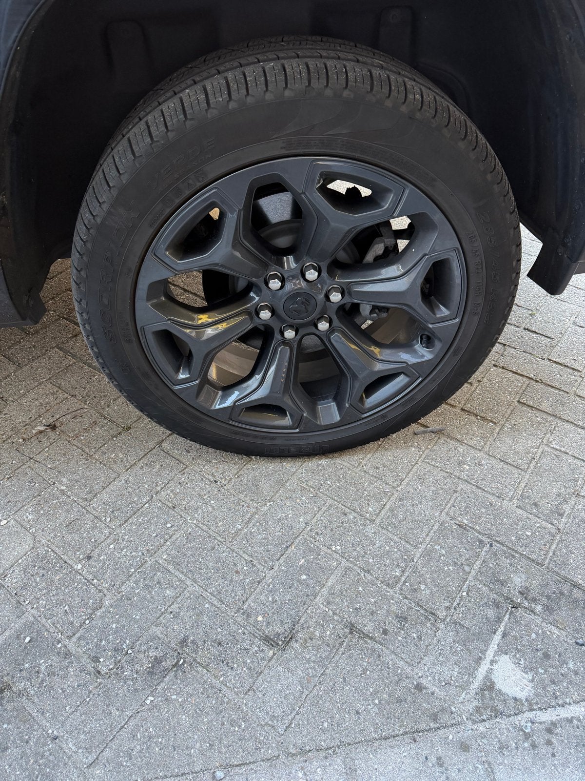Dodge Ram 1500 Limited 2024 velgen 1met lichte schade, Auto-onderdelen, Gebruikt, Velg(en), 285 mm, Overige maten