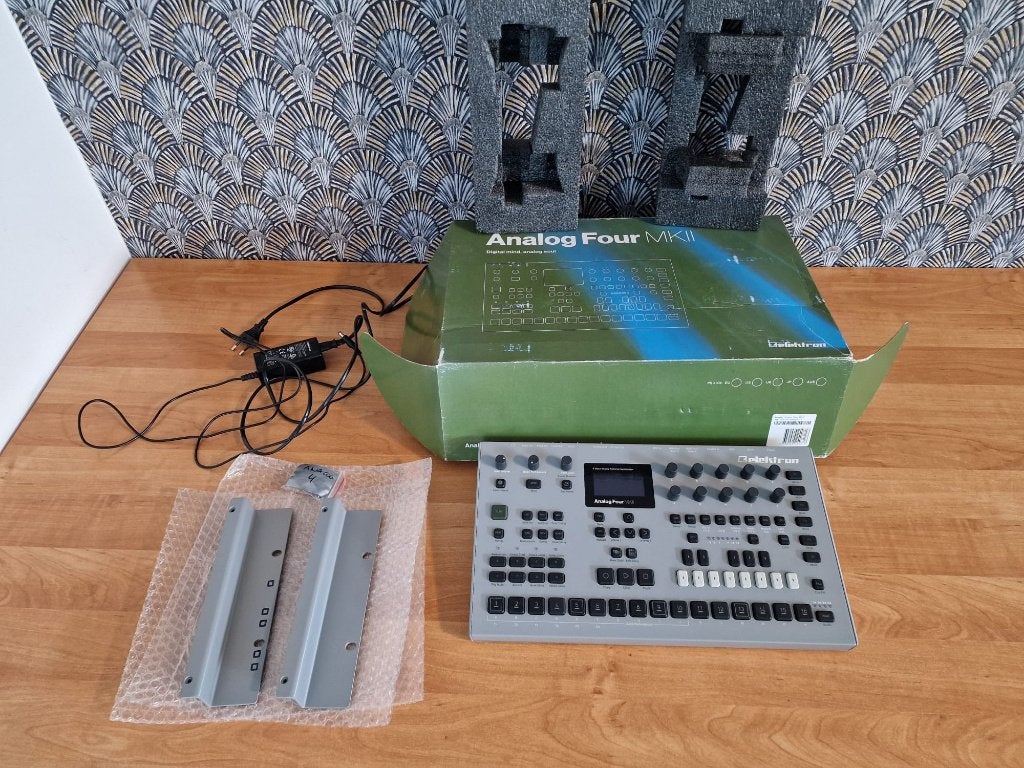 Elektron Analog Four MKII met rackoren (grijs), Muziek en Instrumenten, Overige merken, Zo goed als nieuw, Met midi-aansluiting