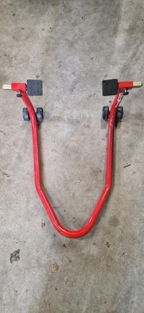 Rode motor paddockstandaard, Ophalen