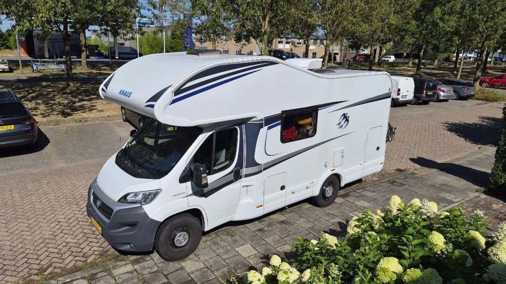 Compacte Knaus camper 600 DKG stapelbed, airco, voortent, Caravans en Kamperen, Campers, Alkoof, Ringverwarming, Fiat, Particulier