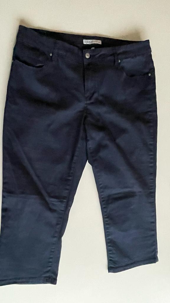 DONKERBLAUWE JEANS ZOMERBROEK MAAT 42, Kleding | Dames, Spijkerbroeken en Jeans, Verzenden, Zo goed als nieuw, Blauw, W33 - W36 (confectie 42/44)