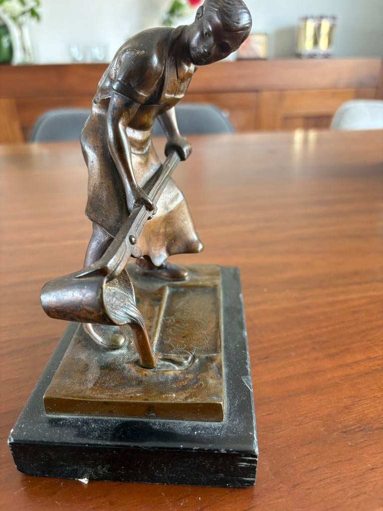 Bronzen beeldje 'De Gieter' gesigneerd J. Volz, Ophalen of Verzenden