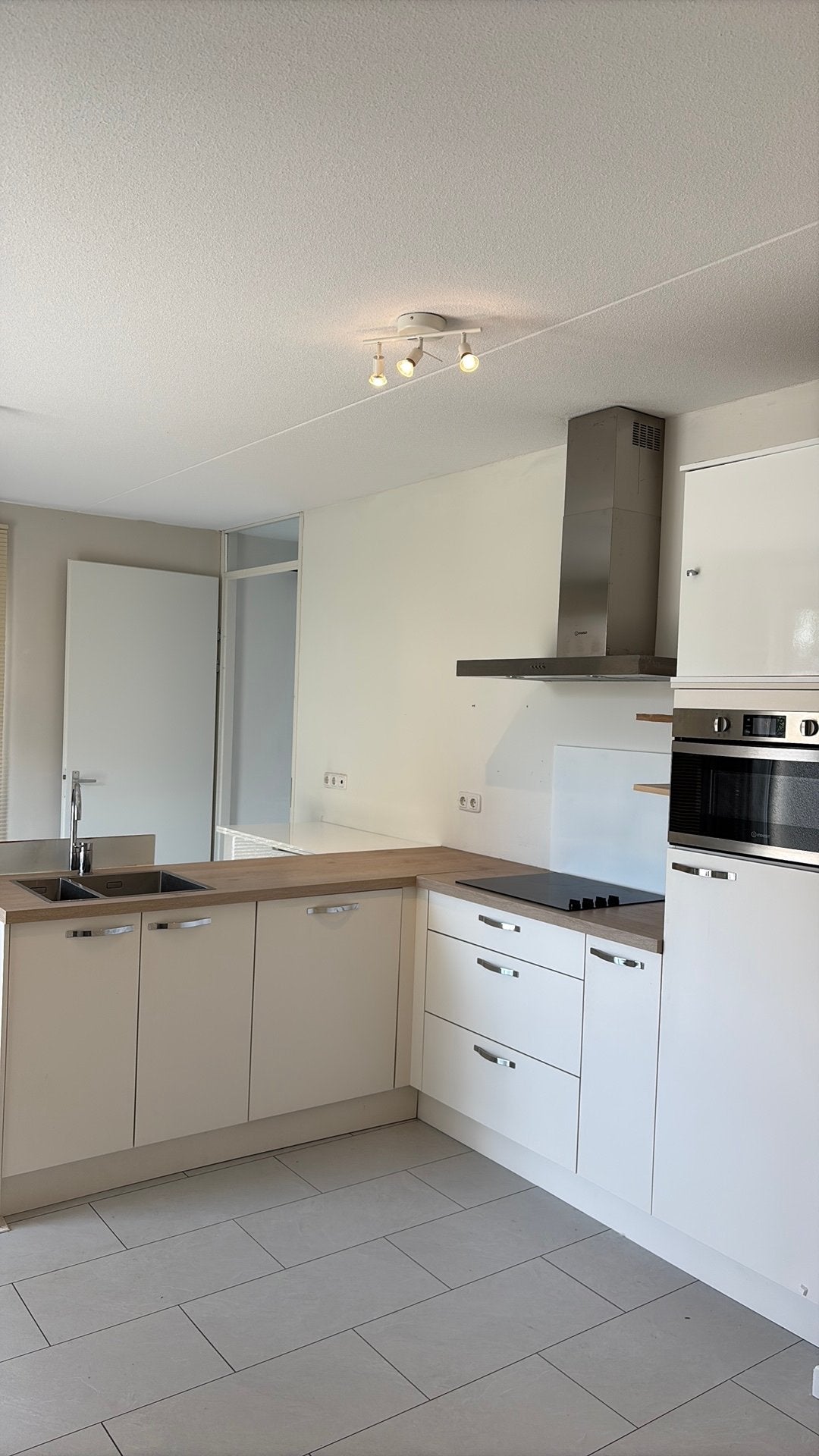 Complete keuken (vaatwasser,magnetron koelkast vriezer), Ophalen, Zo goed als nieuw