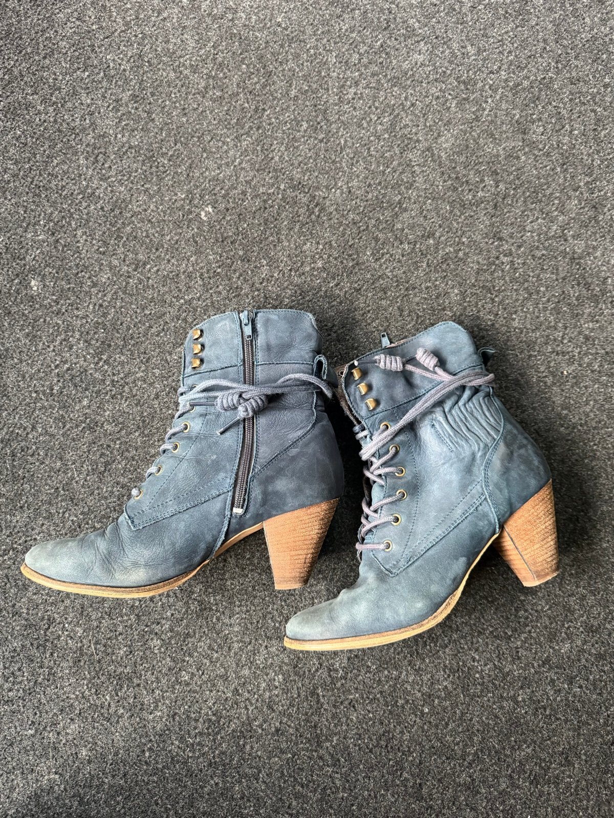 Blauwe leren veterlaarzen met hak, Amigo, Kleding | Dames, Schoenen, Ophalen of Verzenden, Gedragen, Blauw, Lage of Enkellaarzen