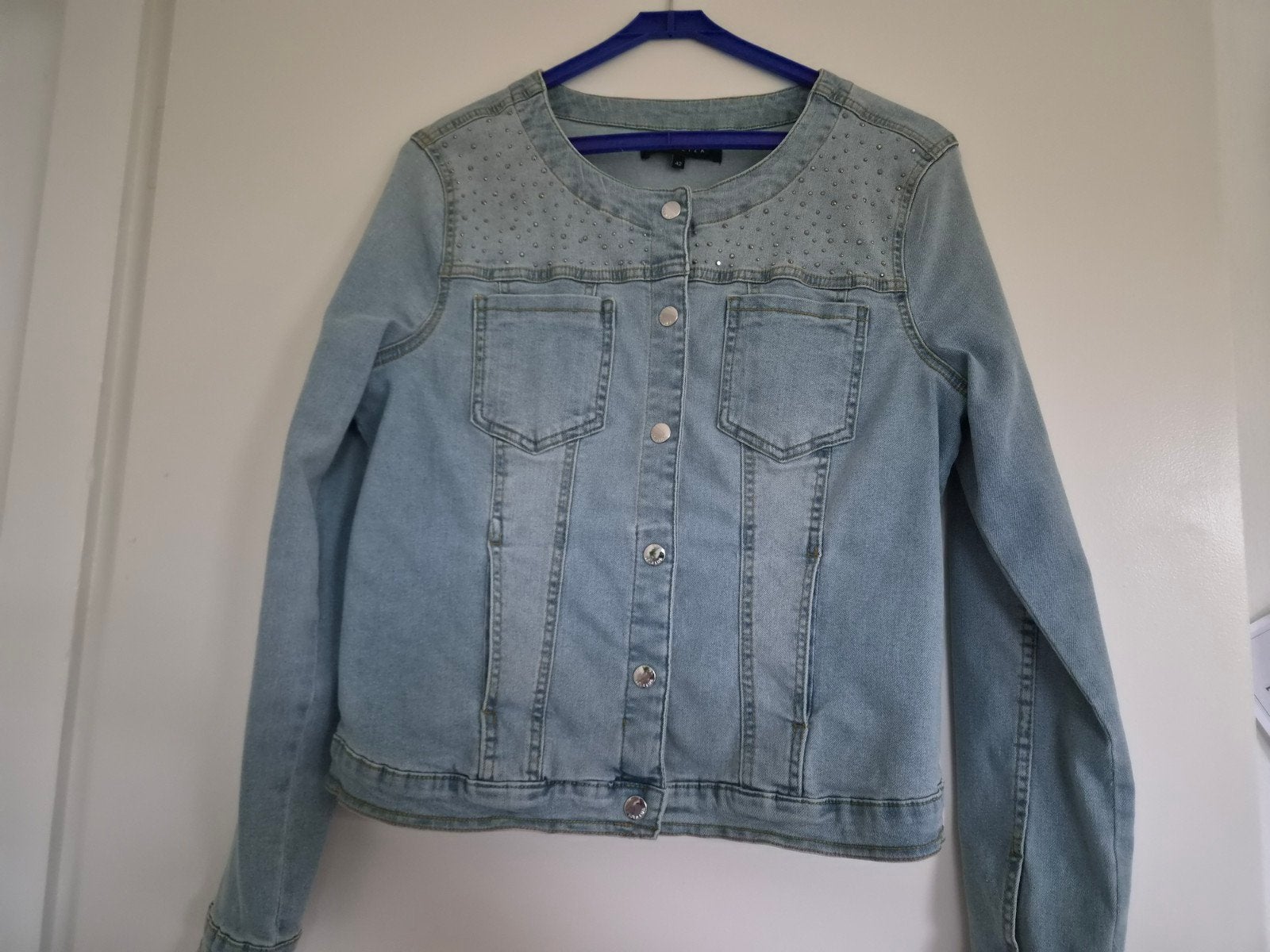 jeansjack licht denim met strass steentjes, maat 38-40, Maat 38/40 (M), Blauw, Ophalen of Verzenden, Zo goed als nieuw