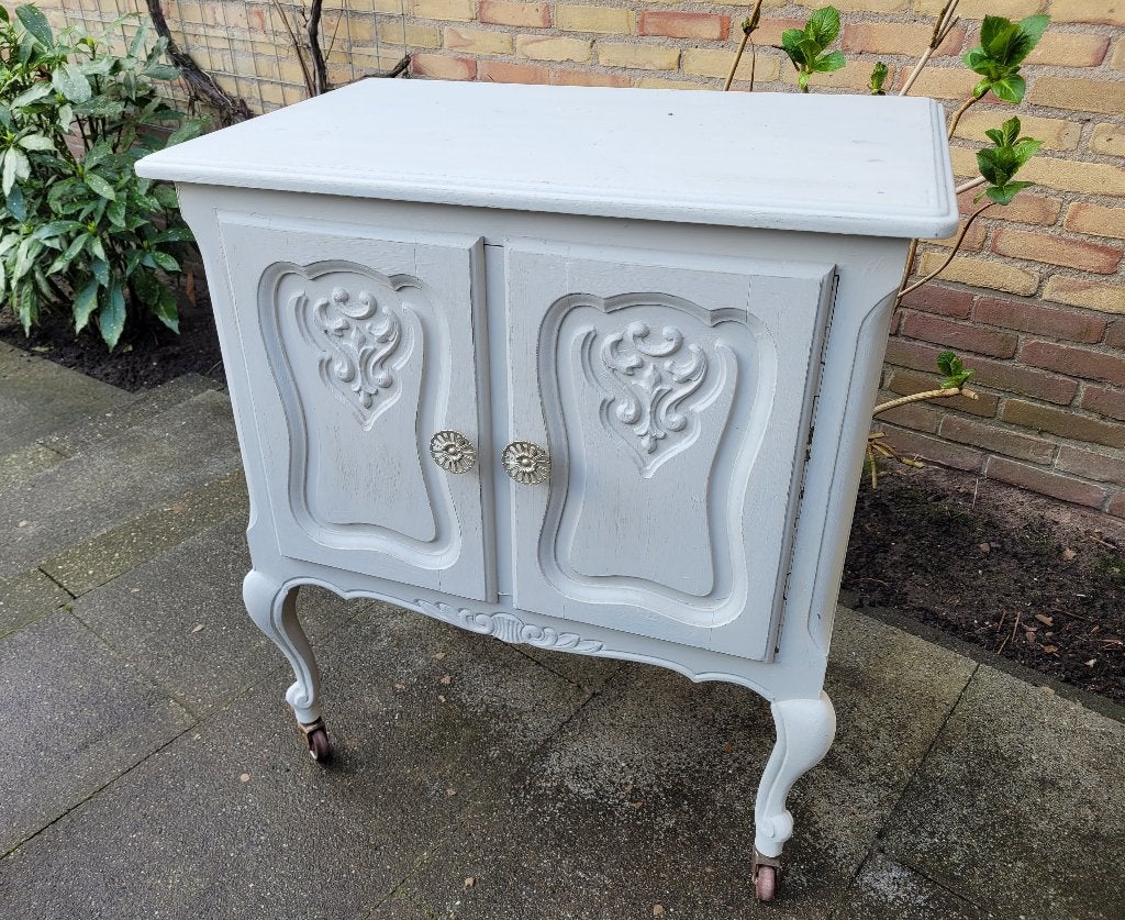 Oud 2-deurs kastje op wieltjes gerestyled in wit, Antiek en Kunst, Curiosa en Brocante, Ophalen