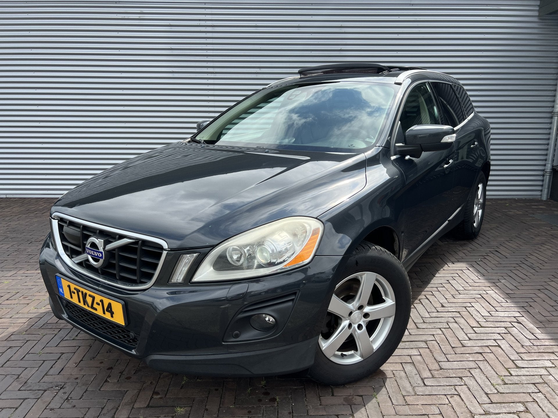 Volvo XC60 2.4D Summum PANORAMADAK! (bj 2010, automaat), Zwart, Zwart, Bedrijf, 175 pk
