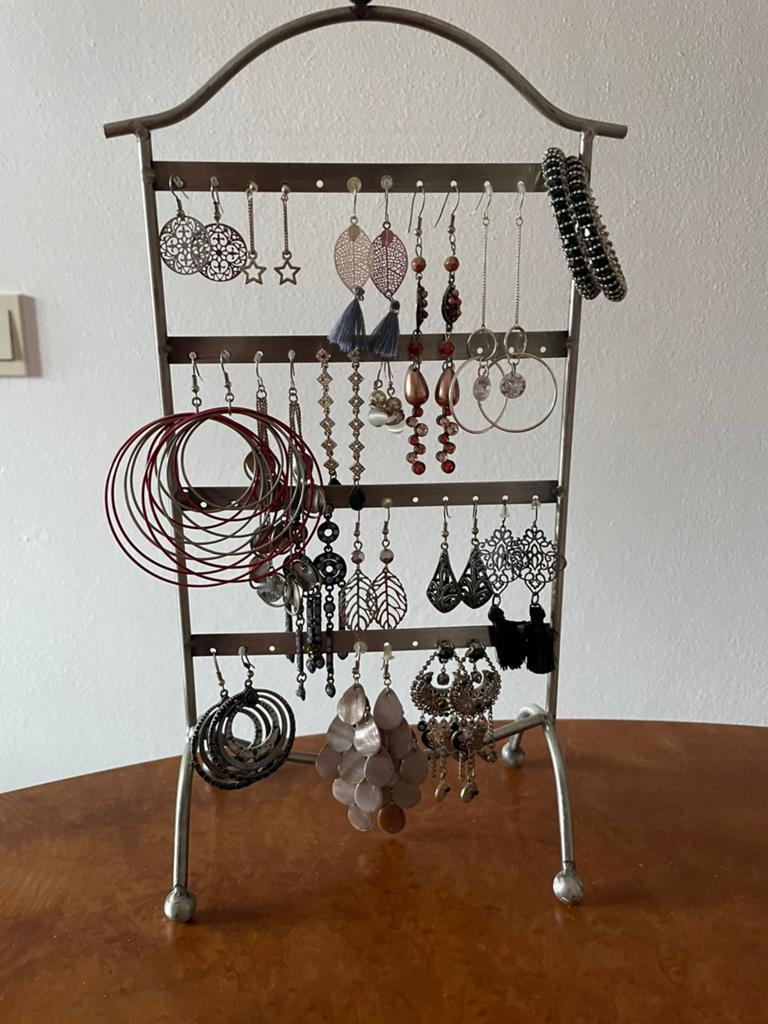 Grote collectie oorbellen op rek - Diverse stijlen, Sieraden, Tassen en Uiterlijk, Oorbellen, Overige materialen, Overige kleuren