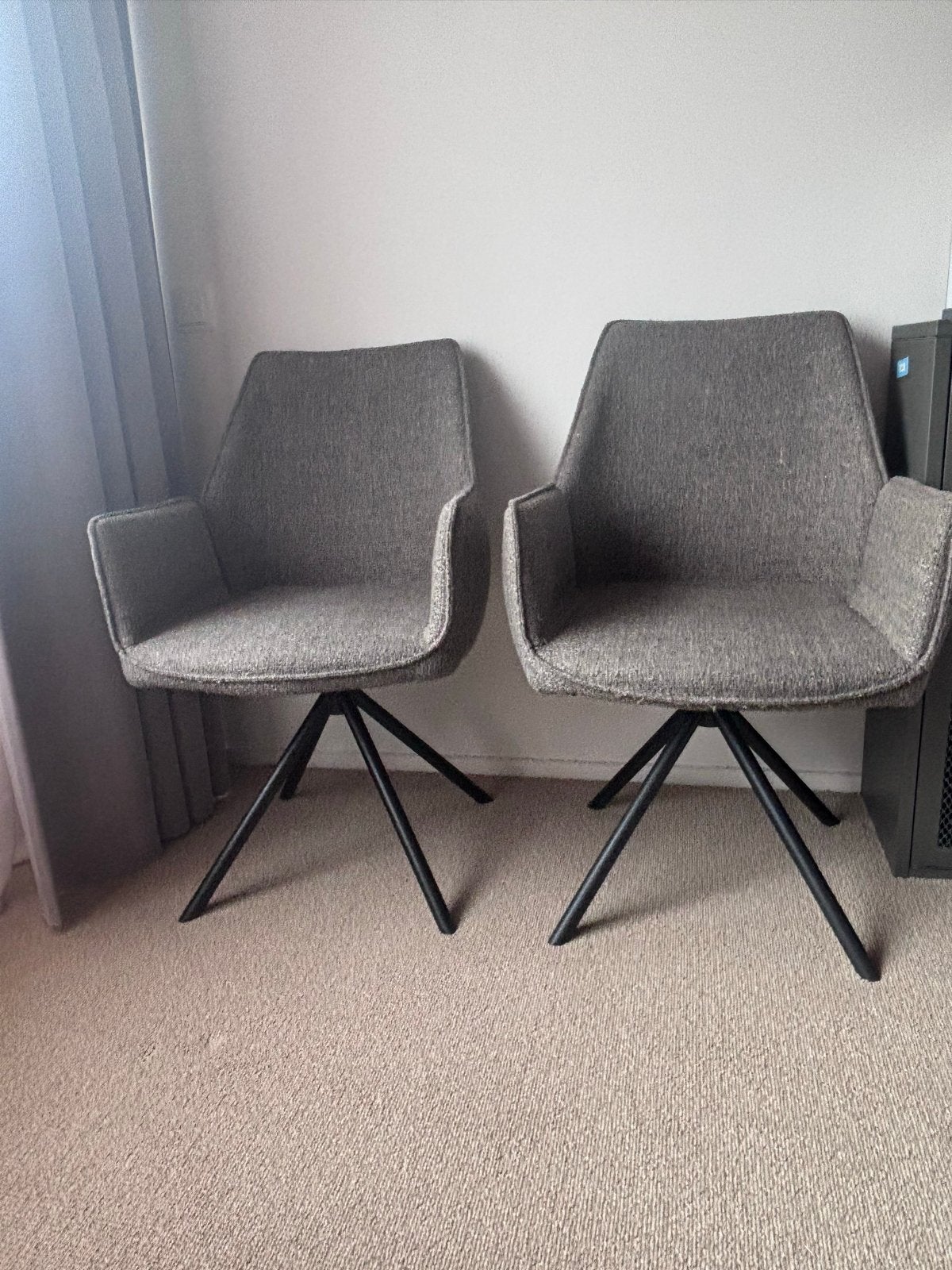 Twee comfortabele grijze eetkamerstoelen met armleuningen, Ophalen, Twee, Zo goed als nieuw, Stof