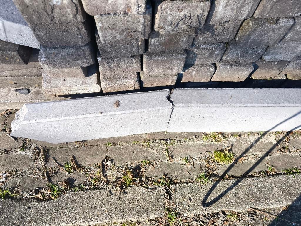 Gratis afhalen: Lichtgrijze klinkers + nieuwe afsluitband, Ophalen, Gebruikt, Klinkers, Minder dan 5 m²