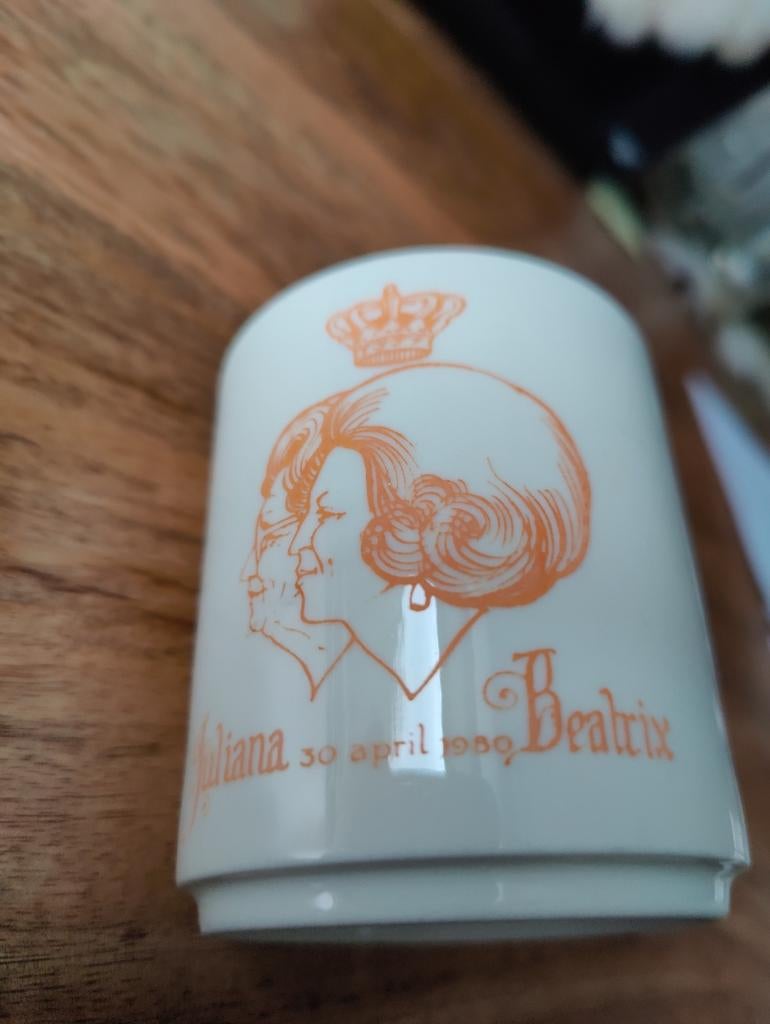 Beker Troonswisseling 1980 Juliana Beatrix - Verzamelobject, Ophalen of Verzenden, Gebruikt, Nederland, Servies