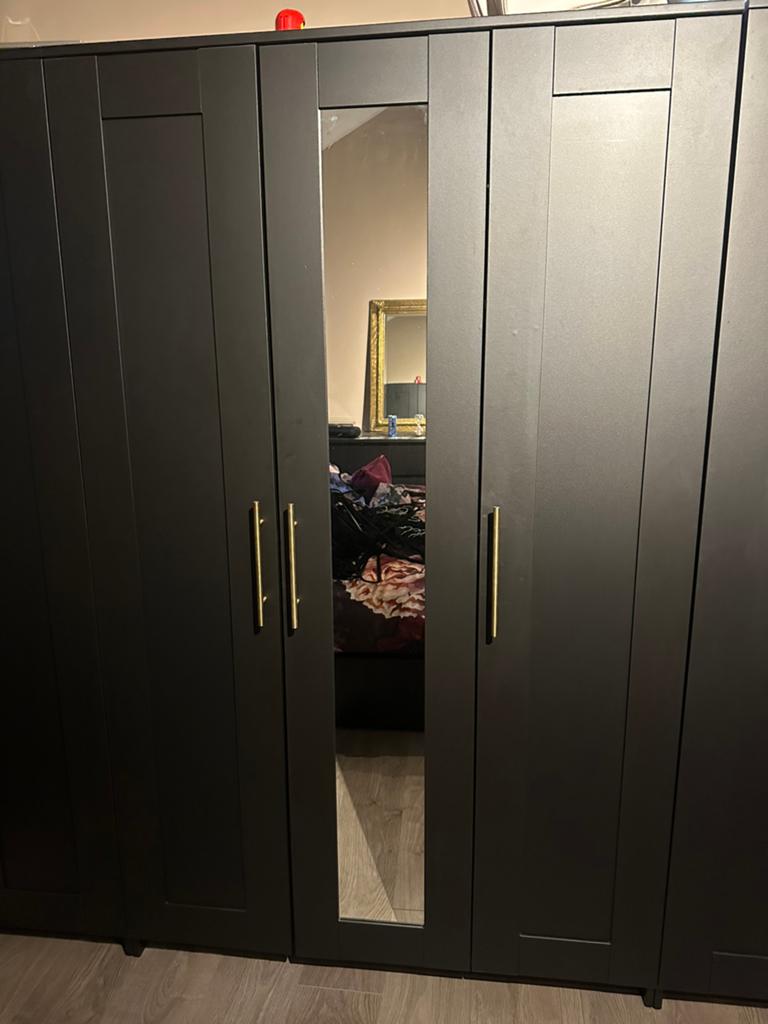 Mooie zwarte kledingkast - Ikea Brimnes - 3deurs met spiegel, Huis en Inrichting, Kasten | Kledingkasten, Ophalen, Met deur(en)