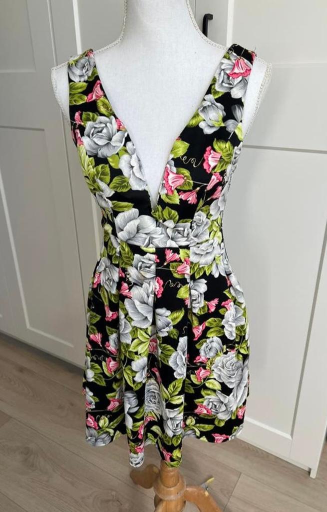 Gebloemd zomer jurkje, cup padded, 36, Kleding | Dames, Jumpsuits, Ophalen of Verzenden, Zo goed als nieuw