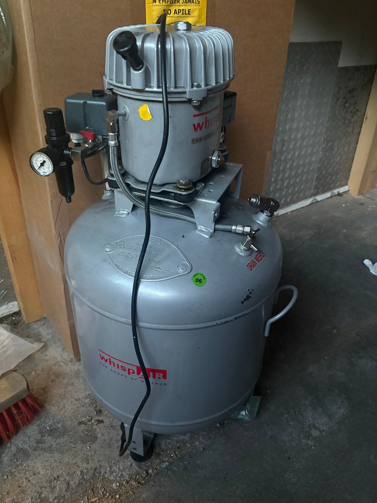 Whispair compressor - defect (verliest druk), Ophalen, 10 bar of meer, 25 tot 100 liter, 200 tot 400 liter/min