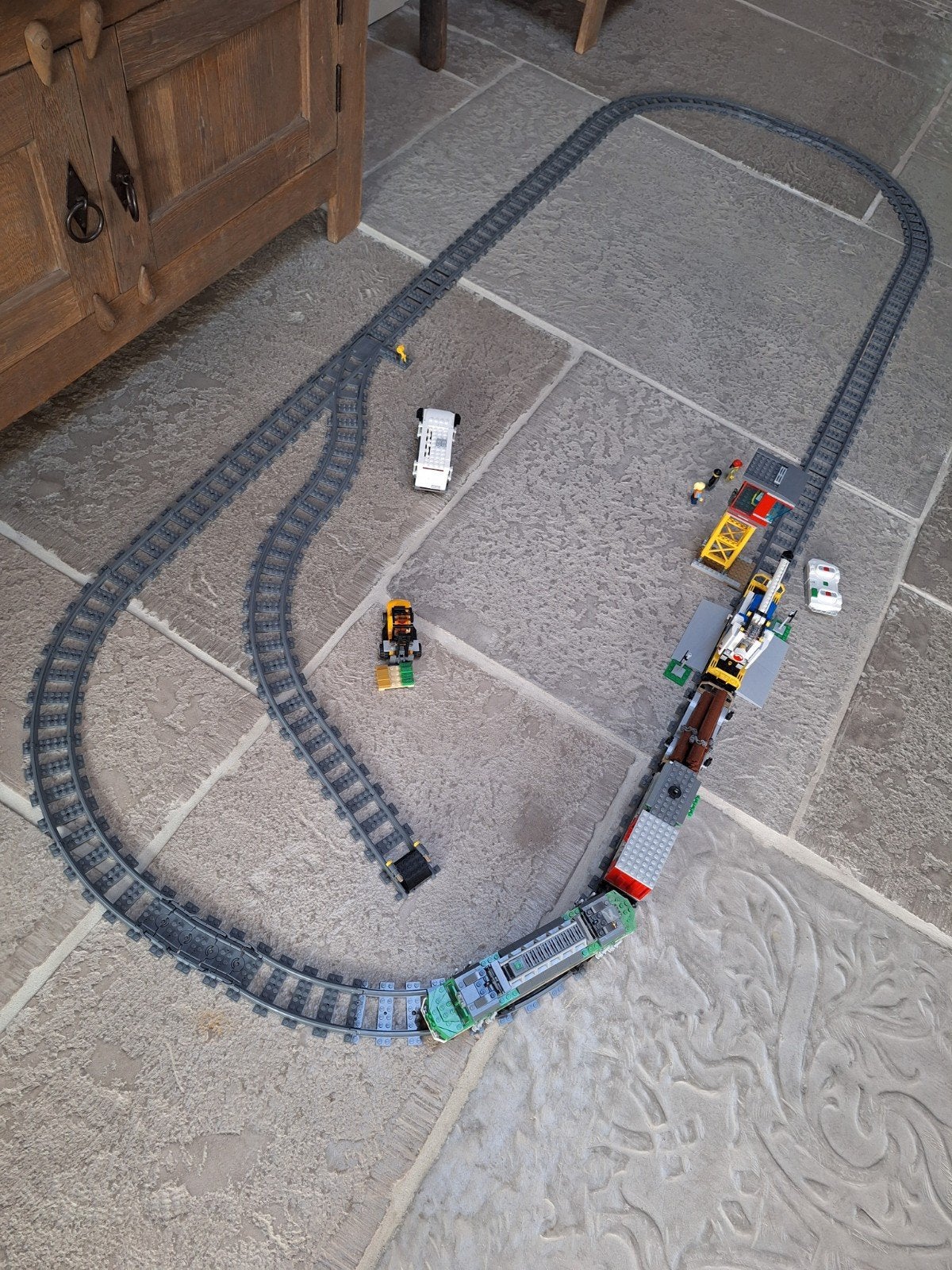 Foto 4 van LEGO City Vrachttrein 60198 met extra rails