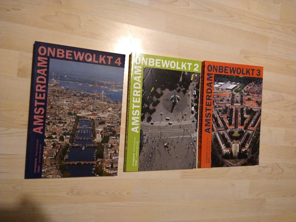 Amsterdam onbewolkt 2 + 3 + 4, Boeken, Ophalen of Verzenden, Zo goed als nieuw