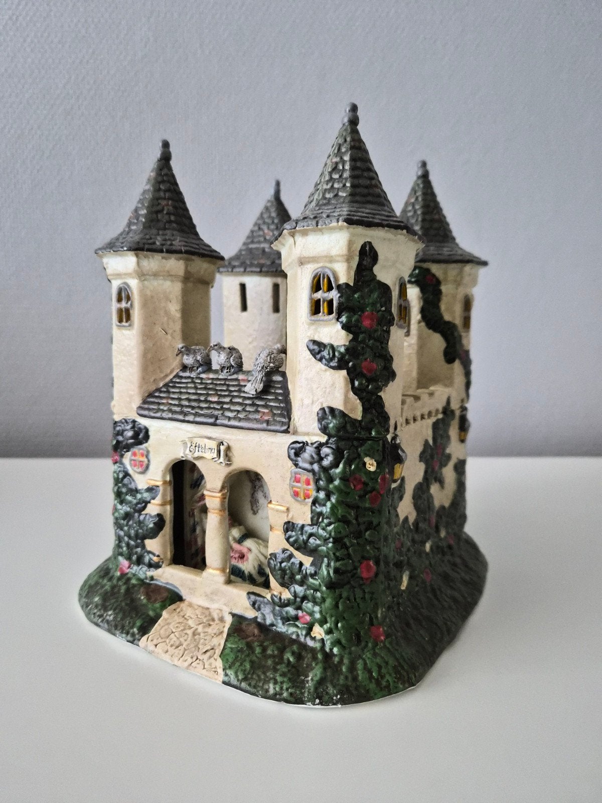 Efteling Luville kasteel van Doornroosje (groot), Verzamelen, Ophalen, Zo goed als nieuw, Beeldje of Poppetje