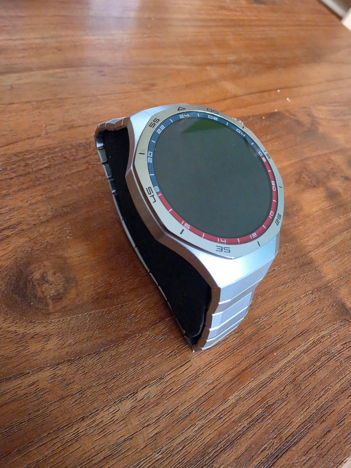 Foto 4 van Huawei Watch GT 5 Pro Titanium - Z.G.A.N. met accessoires