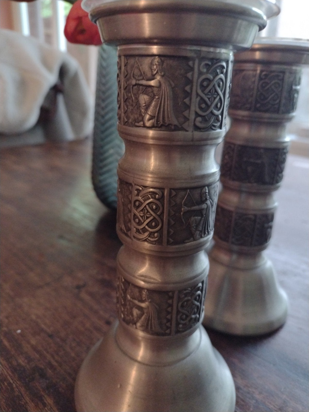 Set van 2 vintage (Noorse) tinnen kandelaars met reliëf, Antiek en Kunst, Antiek | Kandelaars, Ophalen of Verzenden, Overige materialen