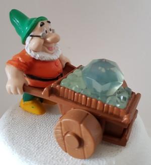 Disney " Doc met kruiwagen ", Verzamelen, Disney, Ophalen of Verzenden, Overige figuren, Zo goed als nieuw, Beeldje of Figuurtje