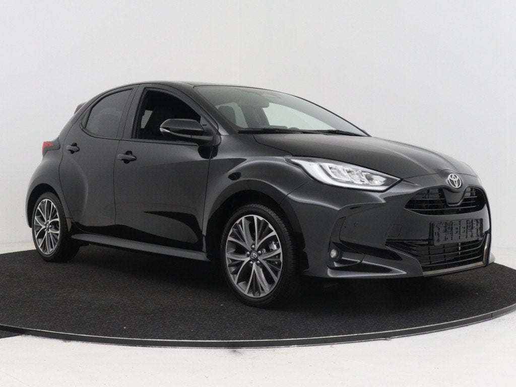 Toyota Yaris 1.5 Hybrid 130 Executive (bj 2026, automaat), 12 maanden, Zwart, Leder en Stof, Zwart