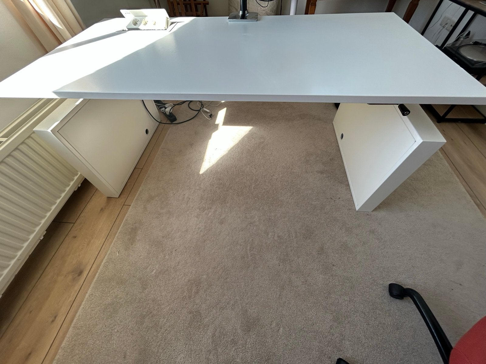VEPA handmatig verstelbaar bureau 160x80 met stopcontact, In hoogte verstelbaar, Zit-sta bureau, 160 cm, Gebruikt