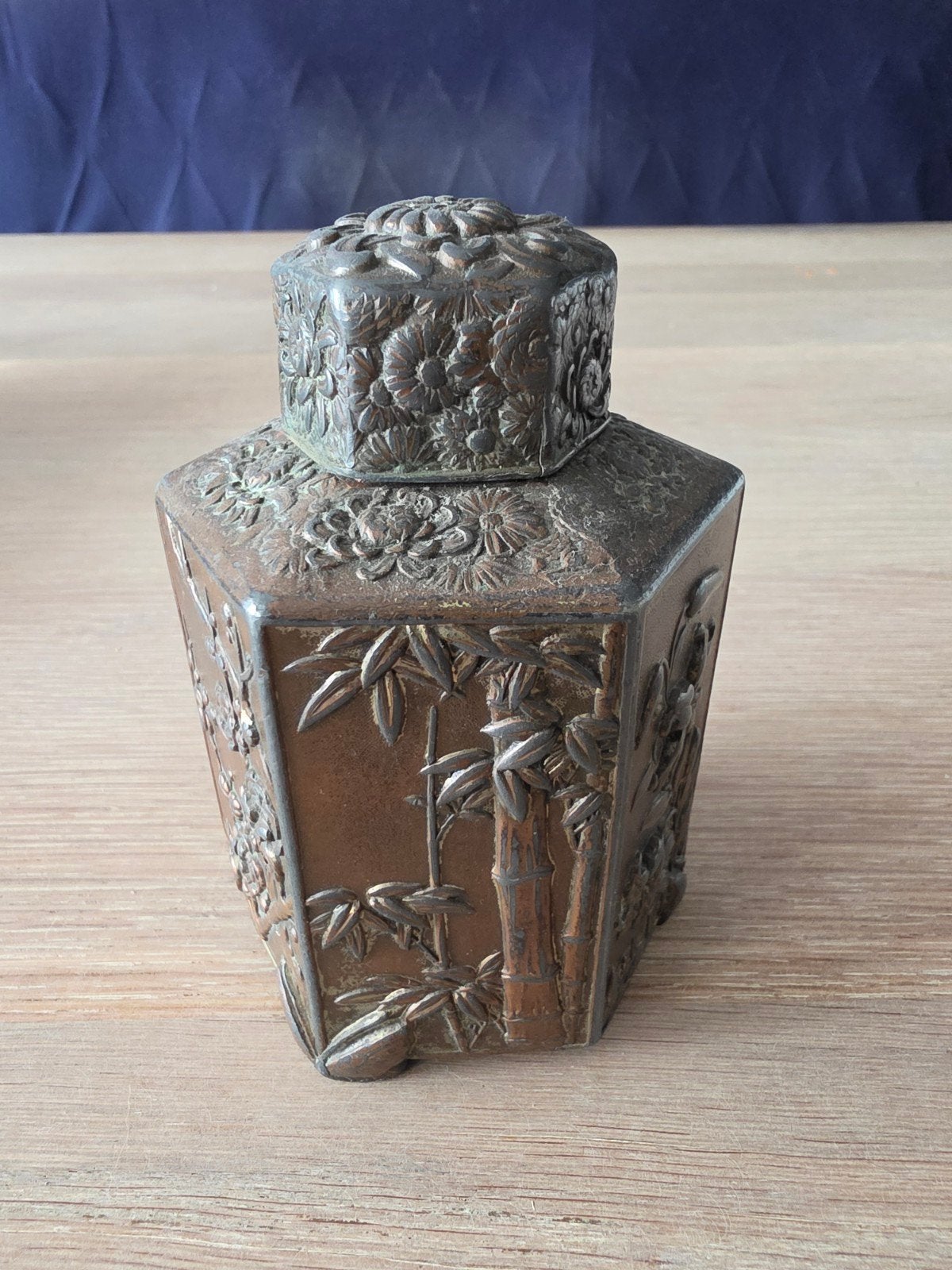 Antieke Chinese theebus van brons met reliëfdecoratie, Ophalen of Verzenden
