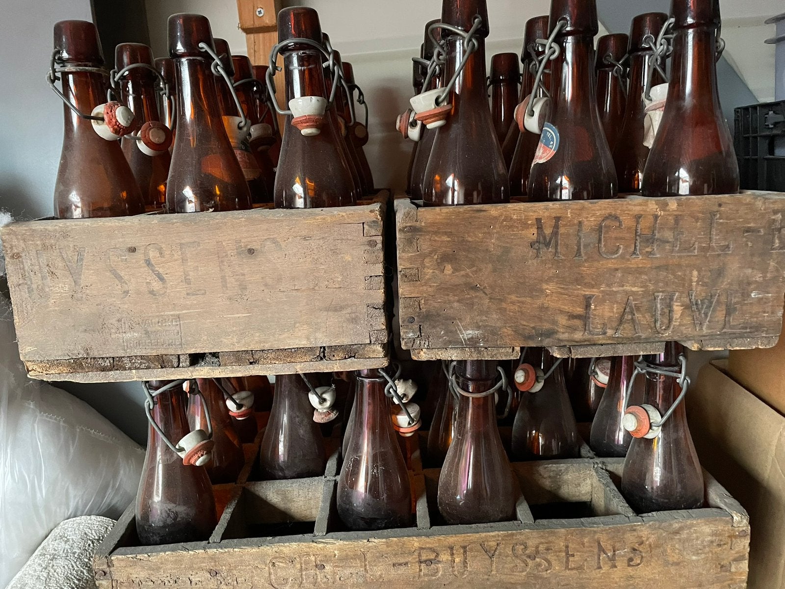 Michel Buyssens Lauwe houten bierkrat +- 25 beugelflessen, Verzamelen, Ophalen, Gebruikt