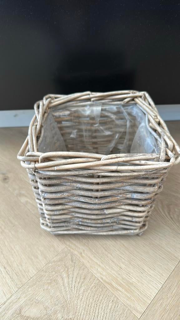 Rieten mandje met plastic binnenkant, Gebruikt, Mand, Vierkant, Ophalen of Verzenden