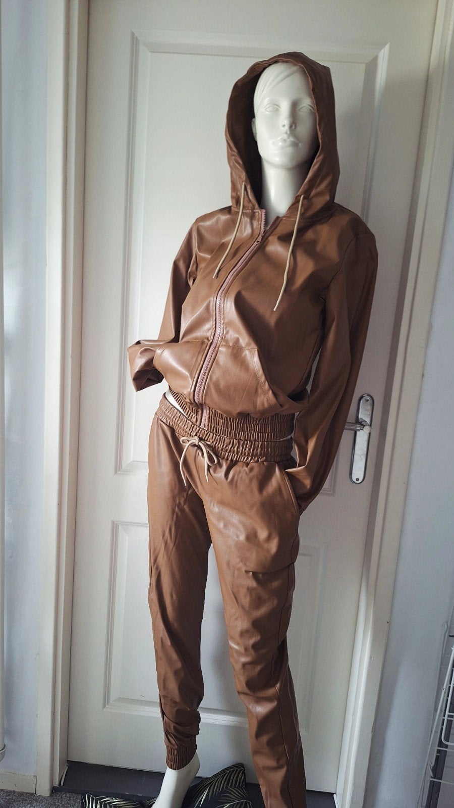 Lederlook  trainingspak bruin, Maat 38/40 (M), Bruin, Ophalen of Verzenden, Lang