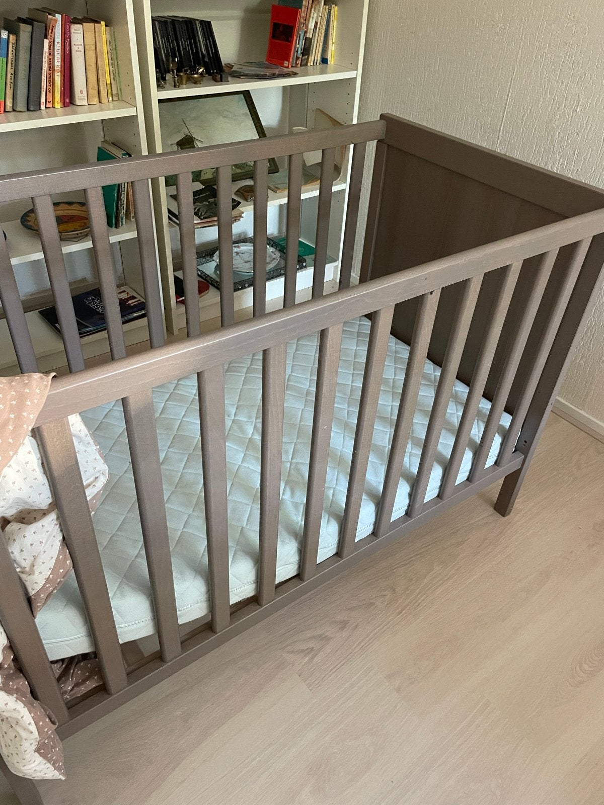Mooi grijs/taupe ledikant met matras, Kinderen en Baby's, Babywiegjes en Ledikanten, Ophalen, Gebruikt, Ledikant